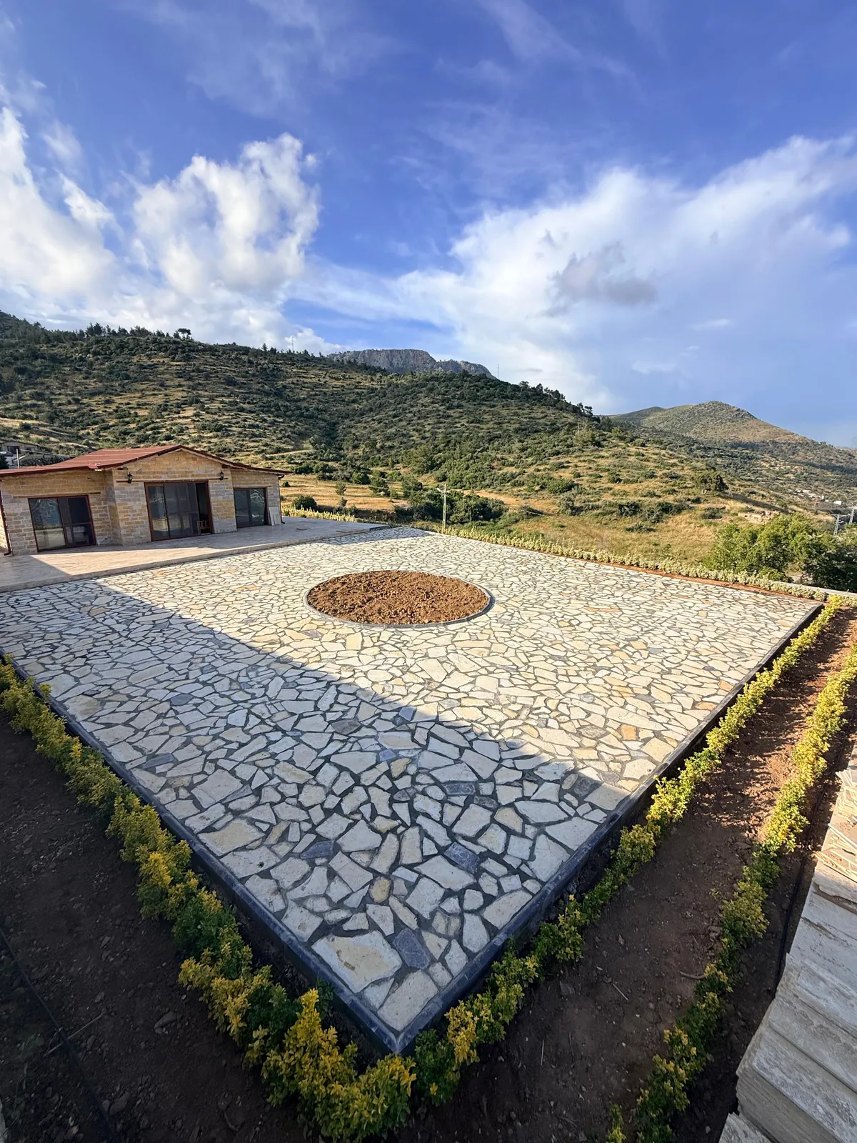 Doğal taş kullanılarak inşa edilmiş anahtar teslim villa