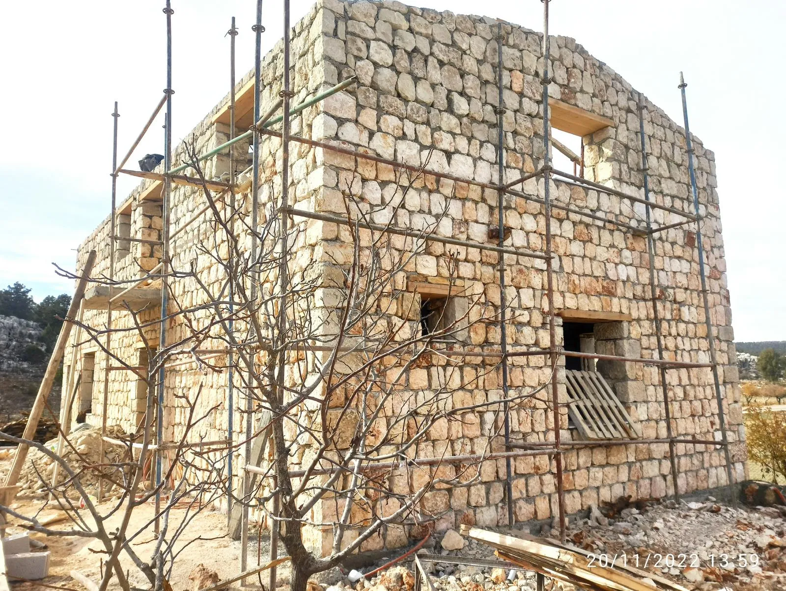 İki katlı konutun dış cephesinde doğal taş örgü duvar
