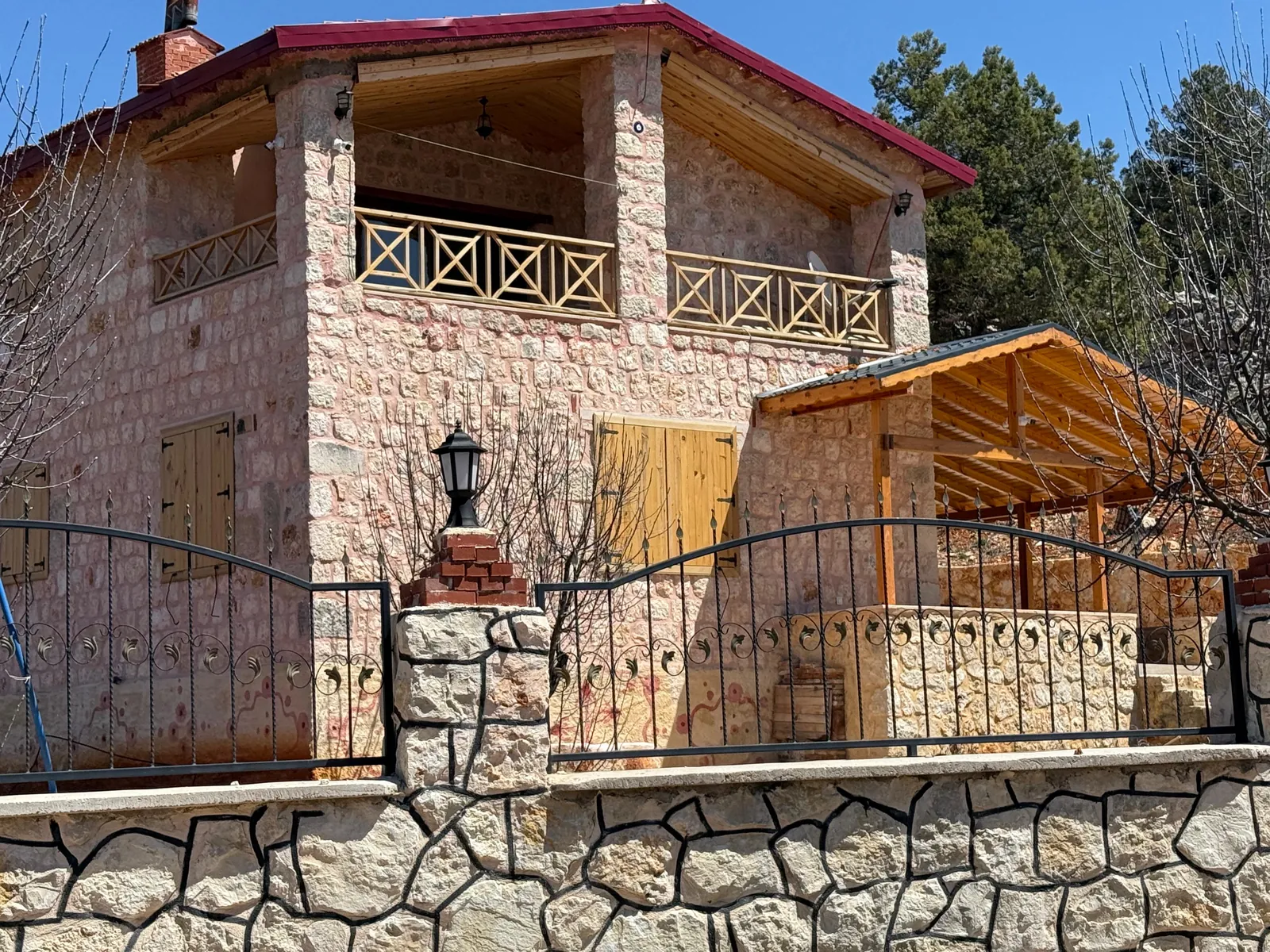 Geleneksel taş işçiliğiyle inşa edilmiş bağ evi